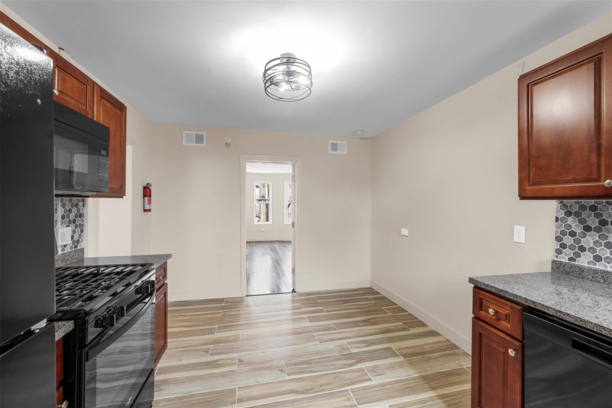 Newburgh, NY 12550,135 3rd ST #3