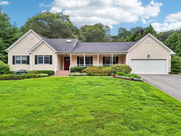 17 Wood Hollow LN, Northport, NY 11768