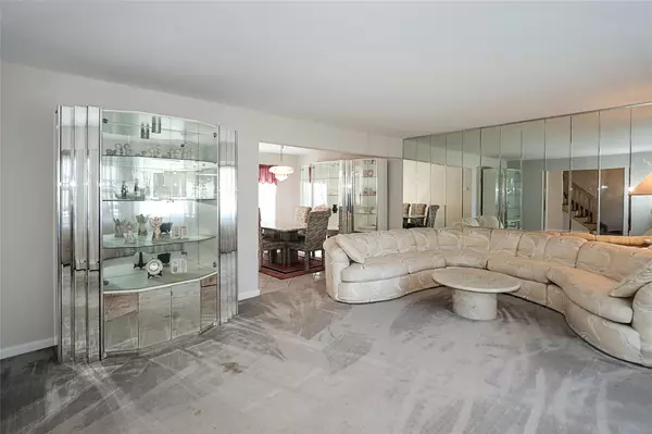 North Babylon, NY 11703,4 Terry CT