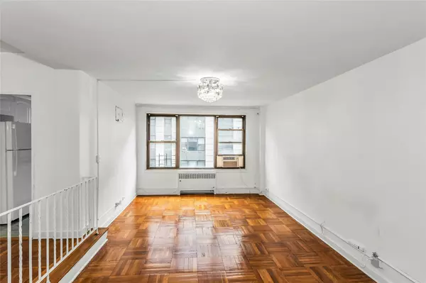 Rego Park, NY 11374,98-50 63rd DR #5F