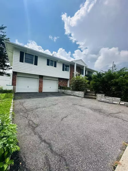 202 Nelson CT, Syosset, NY 11791