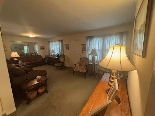 Albertson, NY 11507,89 Hampton AVE