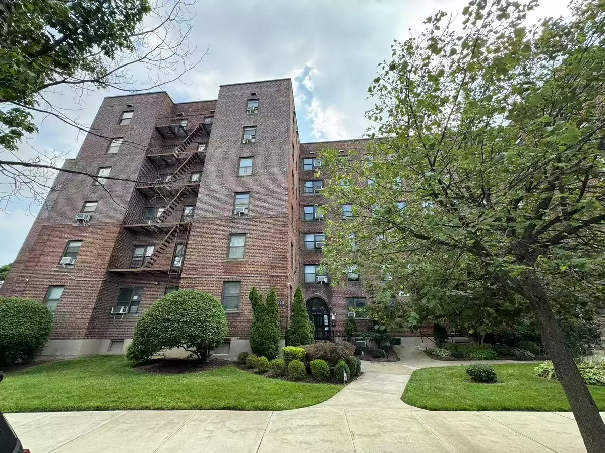 Flushing, NY 11354,138-18 28th RD #1F