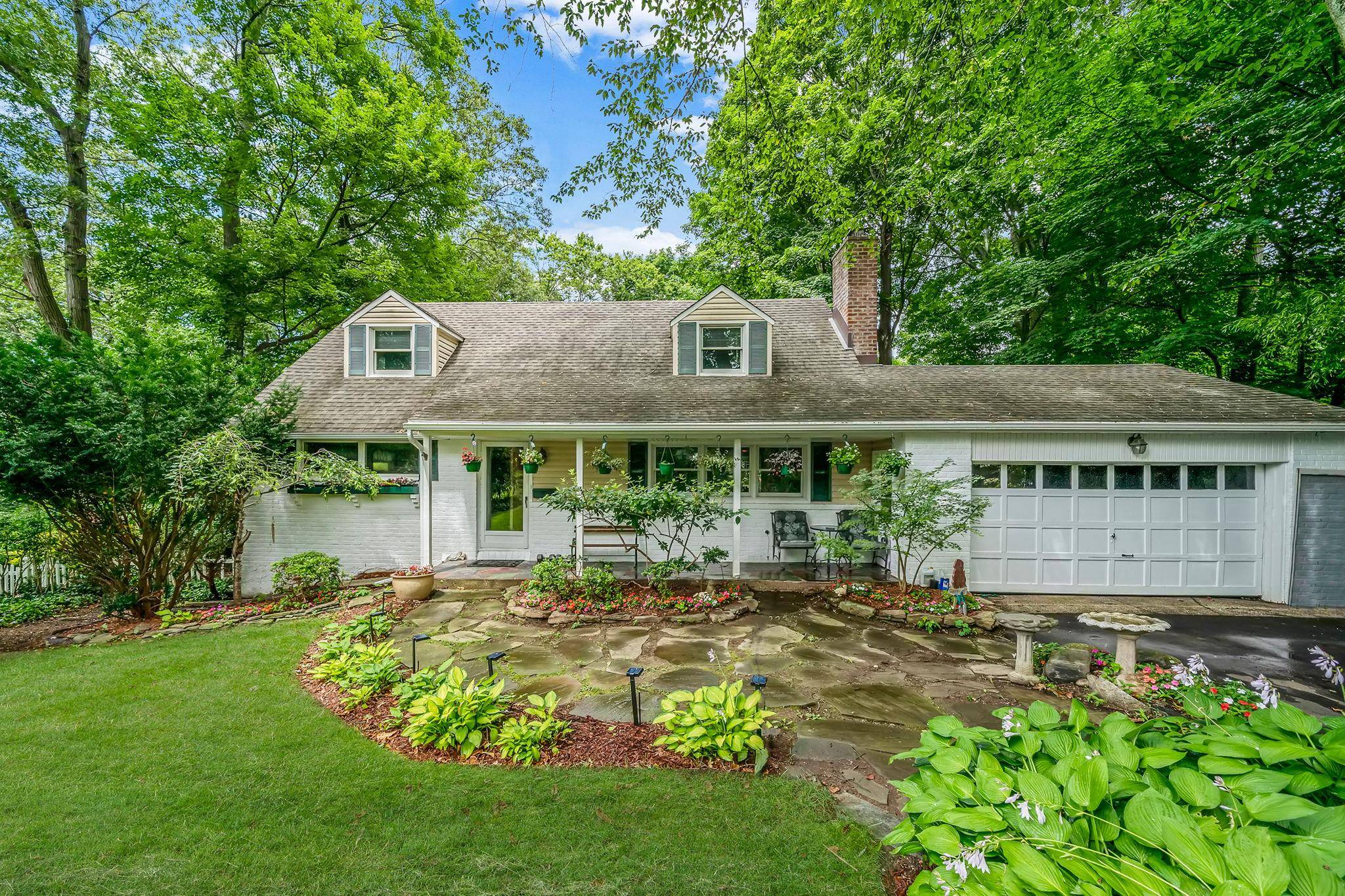 30 Bellaire DR, Huntington, NY 11743