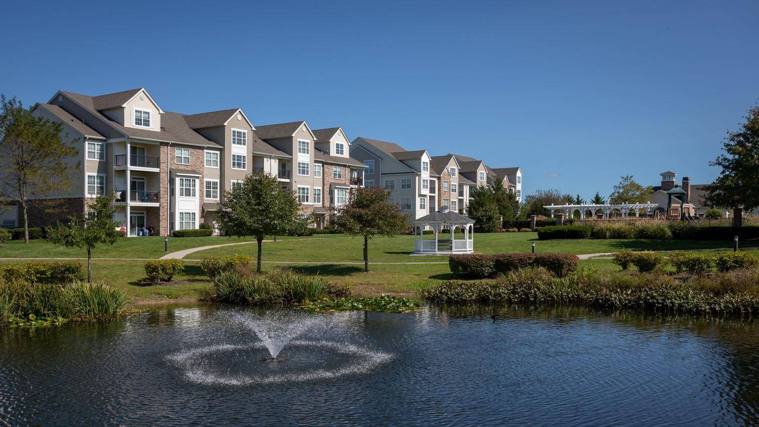 Coram, NY 11727,431 Charles Pond DR #04-431
