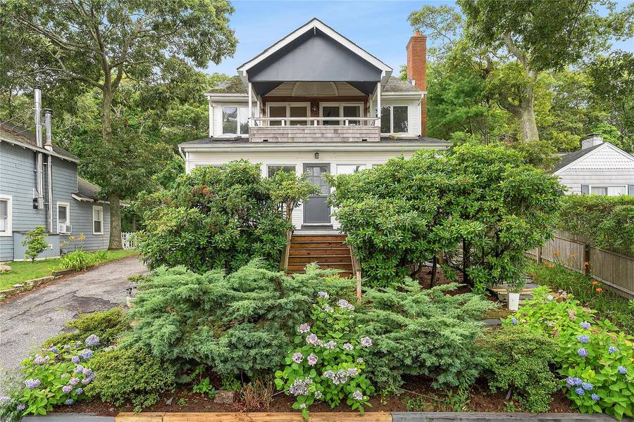 15 Shinnecock PL, Hampton Bays, NY 11946