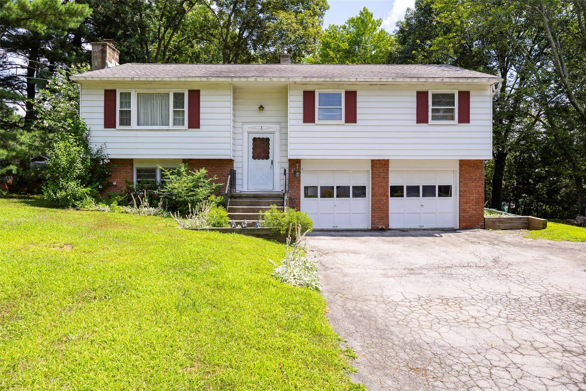 3 Cromwell DR, Poughkeepsie, NY 12603