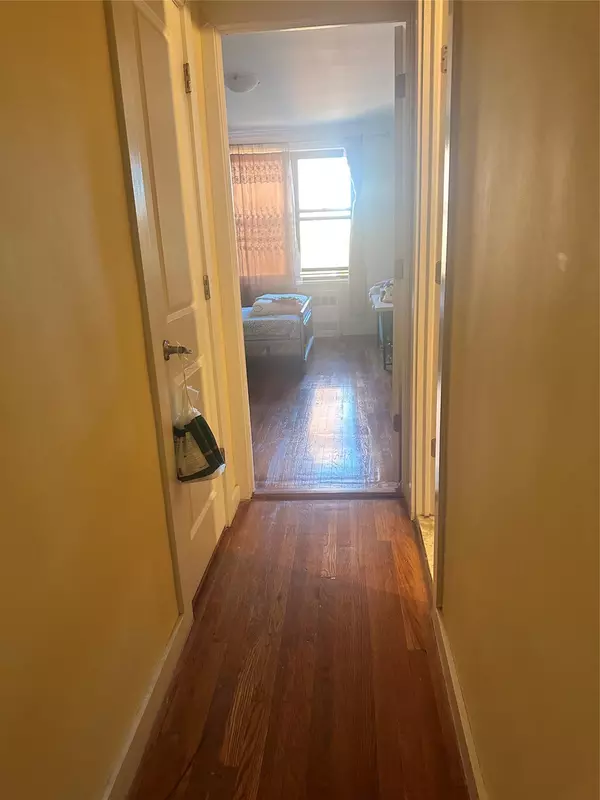 Kew Garden Hills, NY 11367,150-30 71 AVE #4F