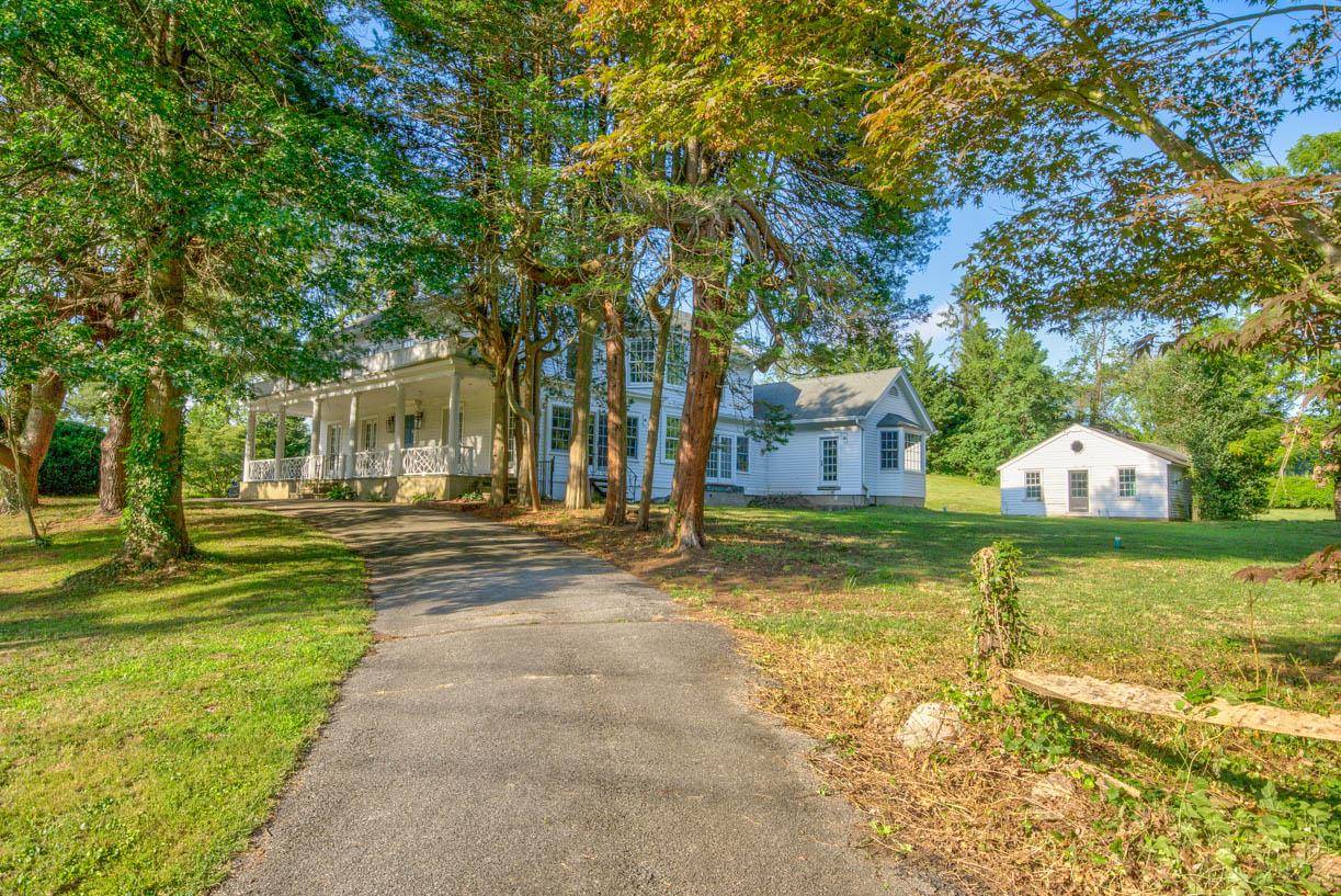 Roslyn Harbor, NY 11576,720 Motts Cove RD