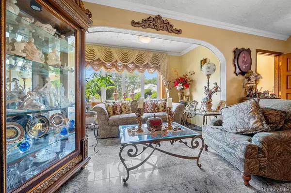 Flushing, NY 11354,30-27 Murray LN