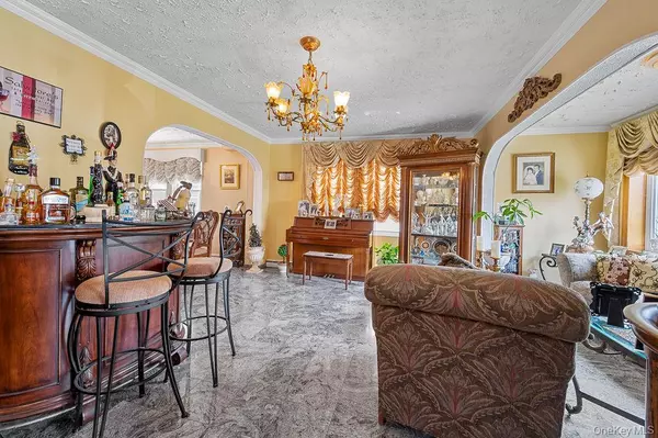 Flushing, NY 11354,30-27 Murray LN