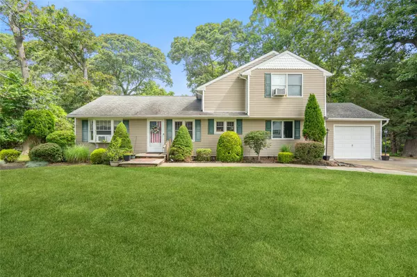 3 Lilly CT, Moriches, NY 11955