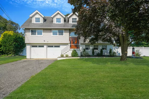 21 Nancy DR, Sayville, NY 11782