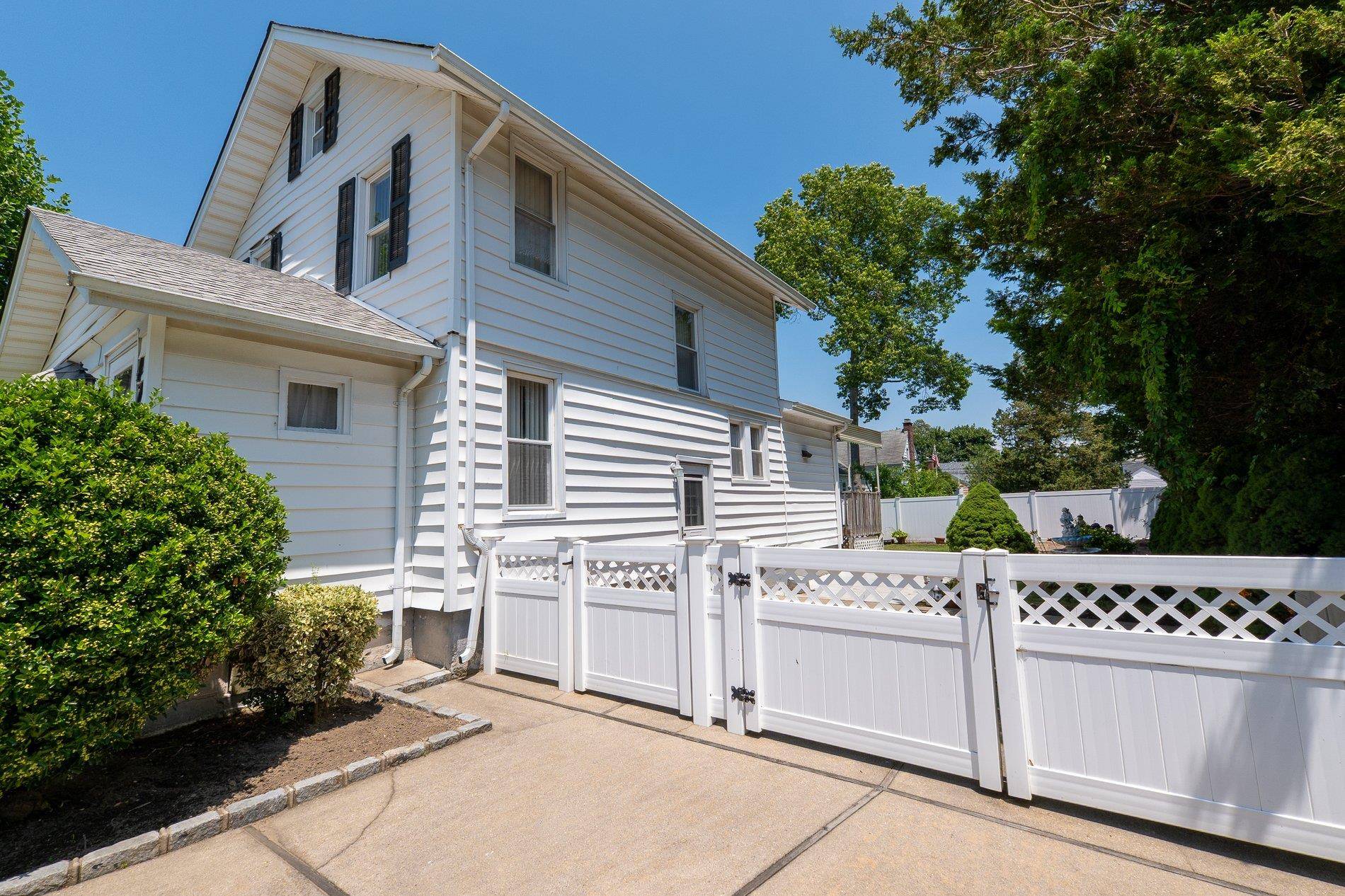 Lindenhurst, NY 11757,472 S 3rd ST