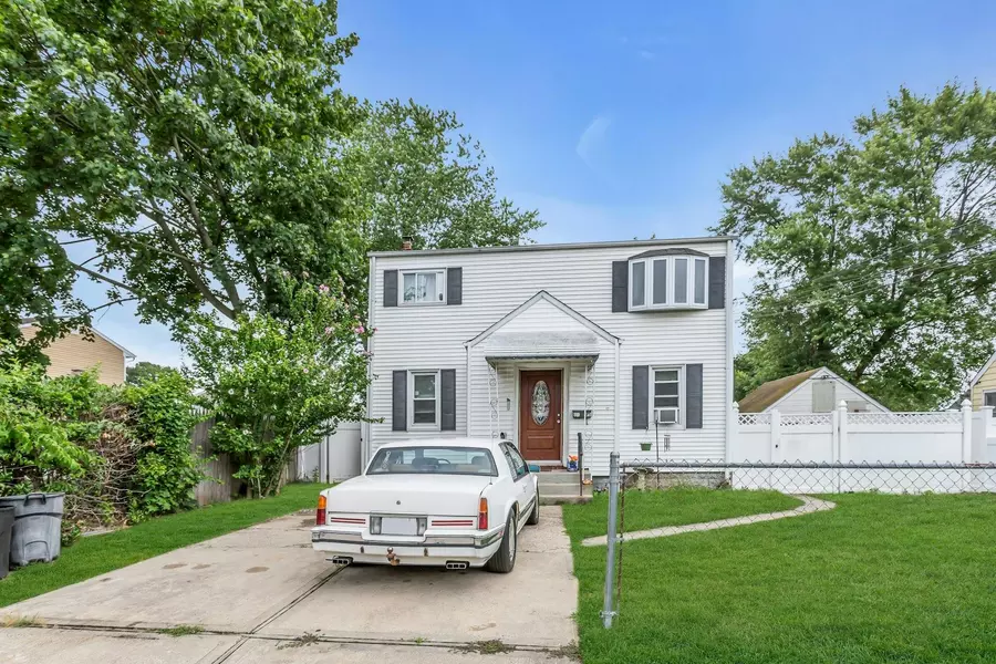 95 E 3rd ST, Deer Park, NY 11729