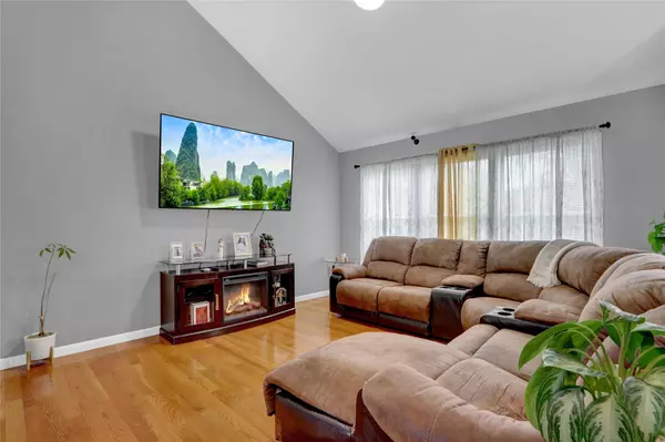 Shirley, NY 11967,55 Pinewood DR