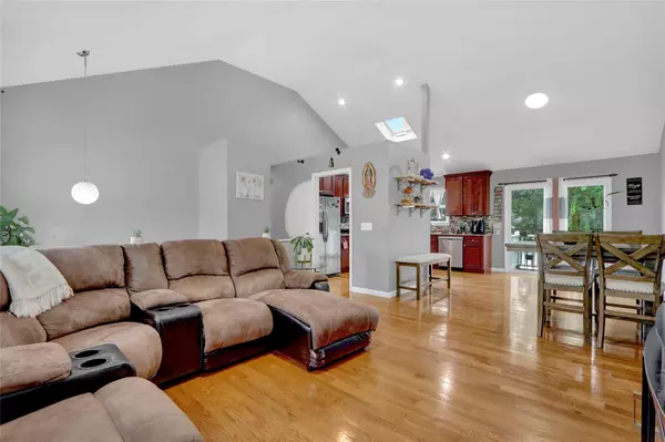 Shirley, NY 11967,55 Pinewood DR