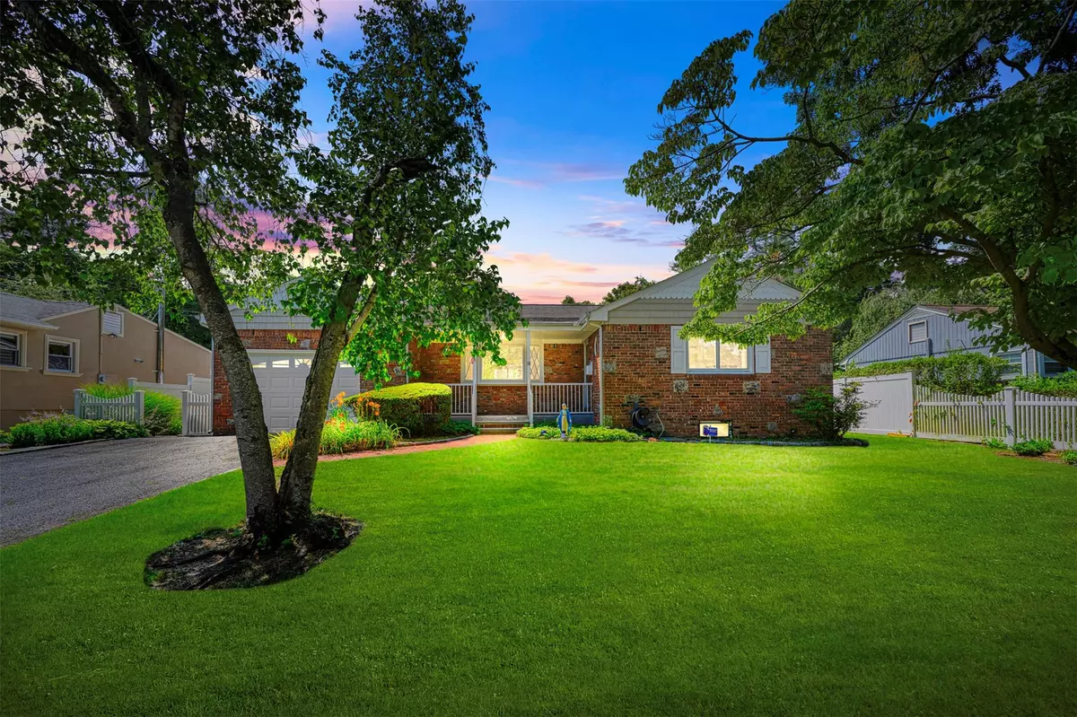 Bayville, NY 11709,10 Satinwood RD