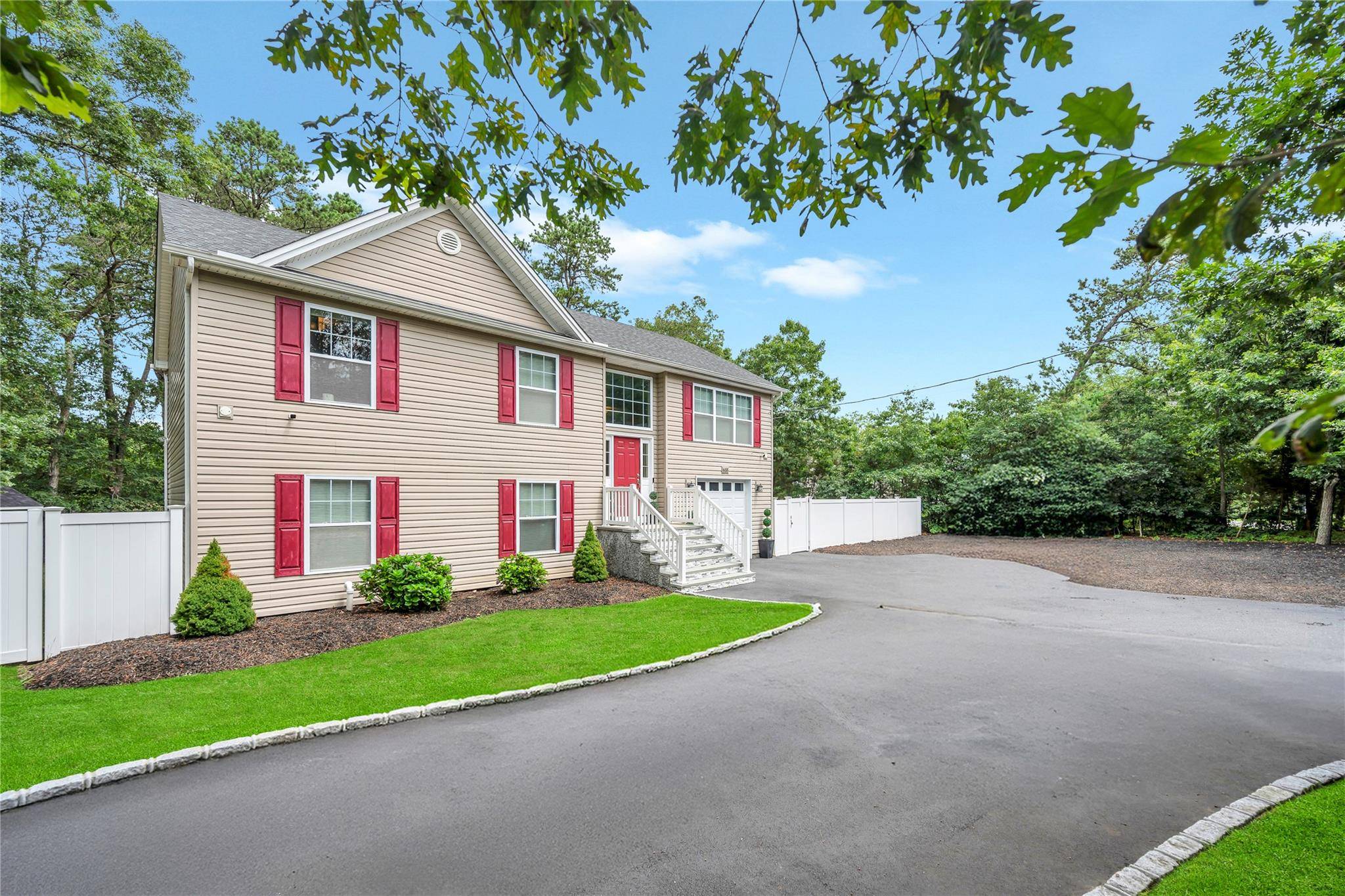 Ridge, NY 11961,655 Whiskey RD