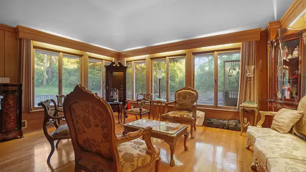 Hempstead, NY 11550,140 Long DR