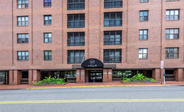 Great Neck, NY 11021,12 Bond ST #4C