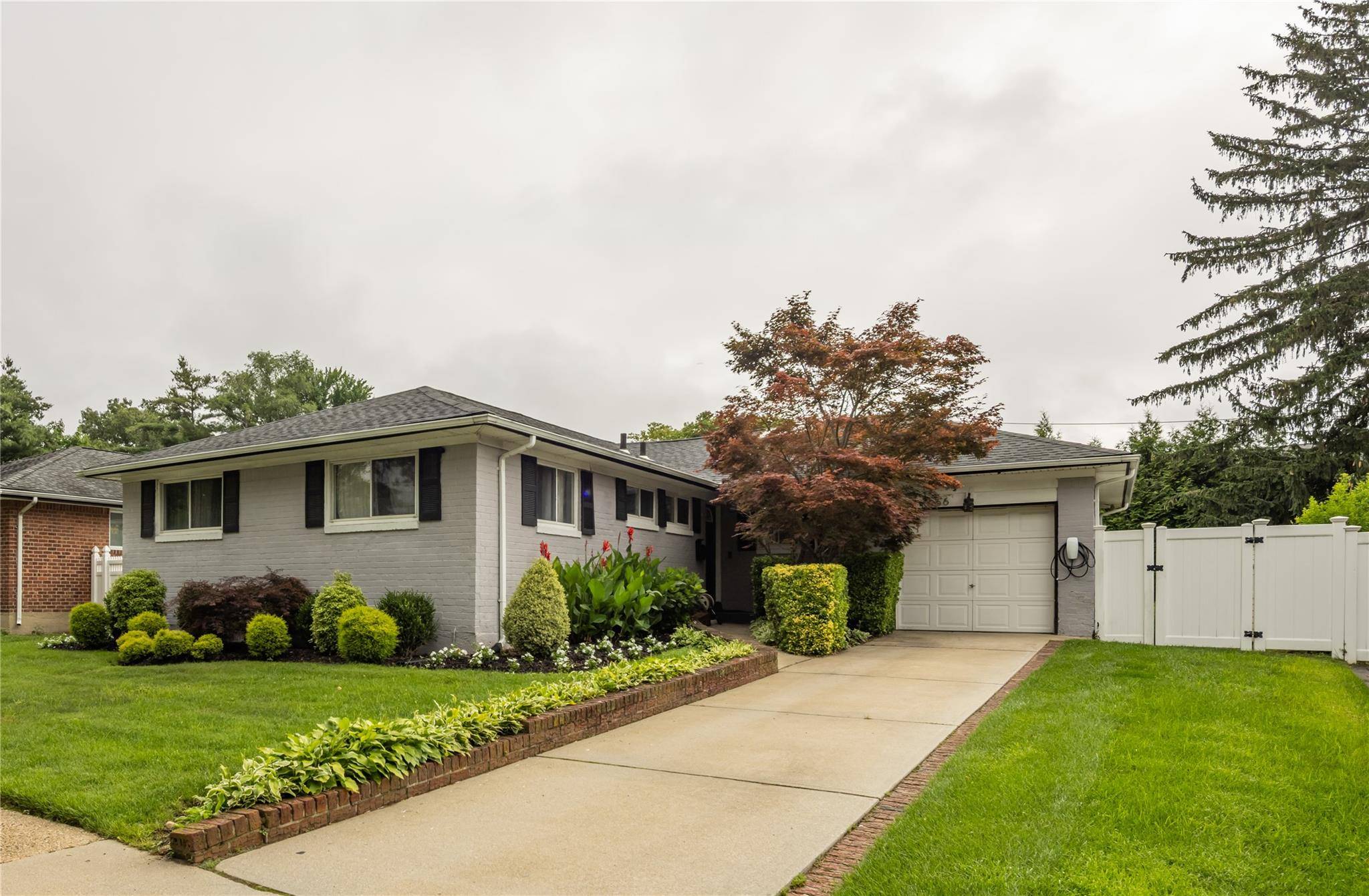 Plainview, NY 11803,66 Central Park RD
