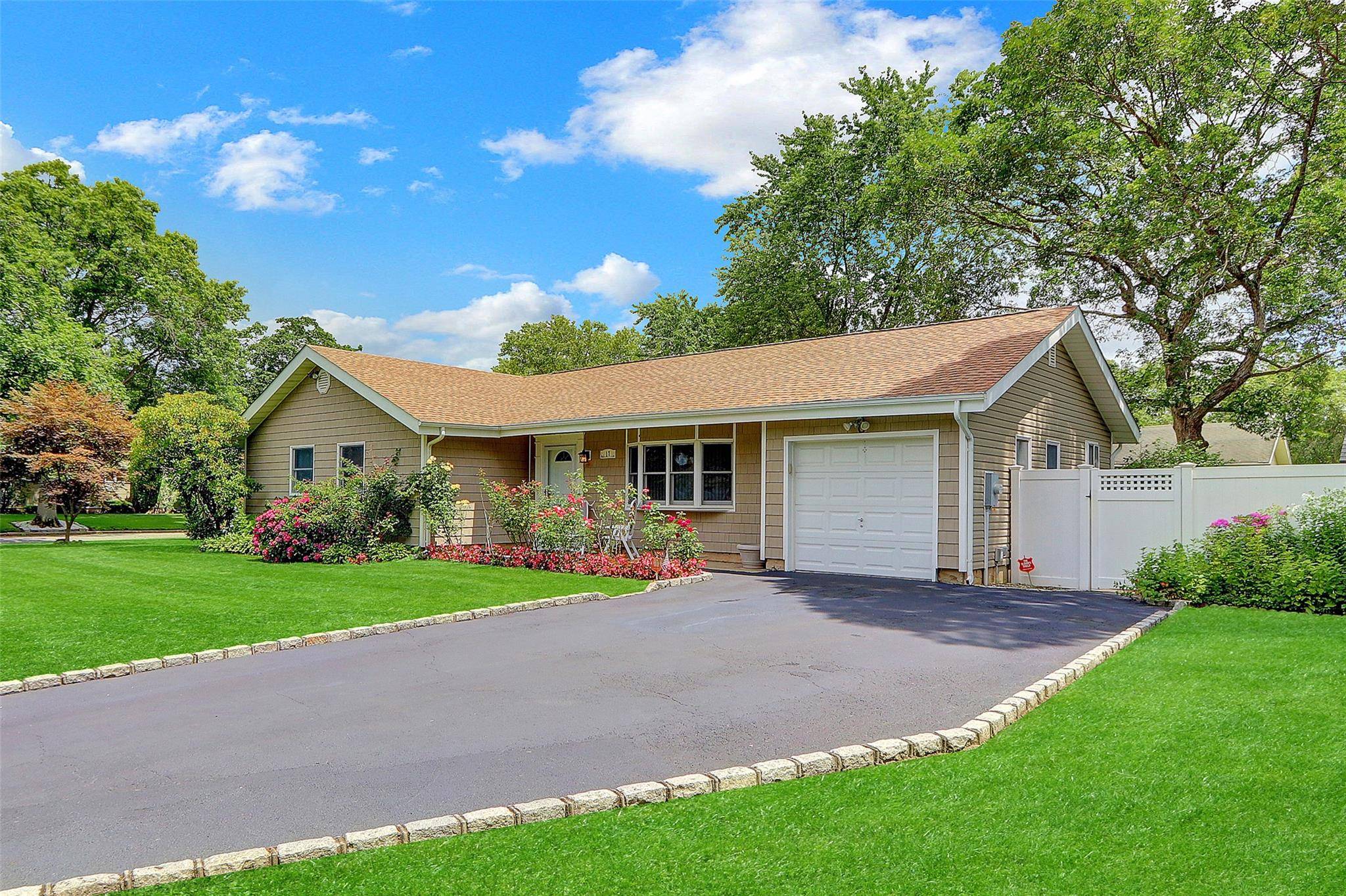 Medford, NY 11763,17 Tupper AVE