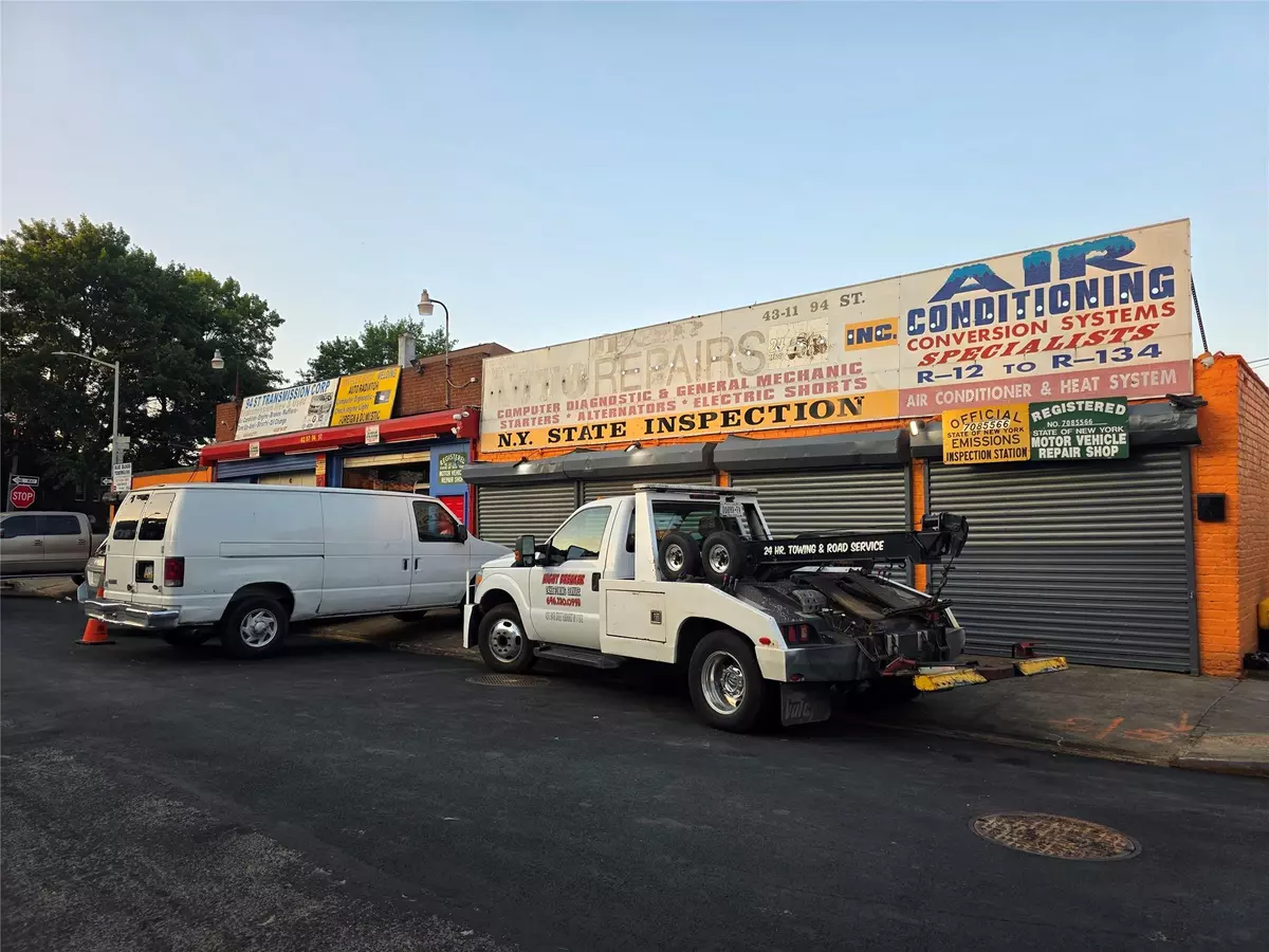 Elmhurst, NY 11373,43-11 94 ST