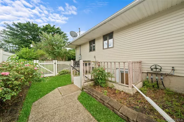 Commack, NY 11725,12 Donna LN