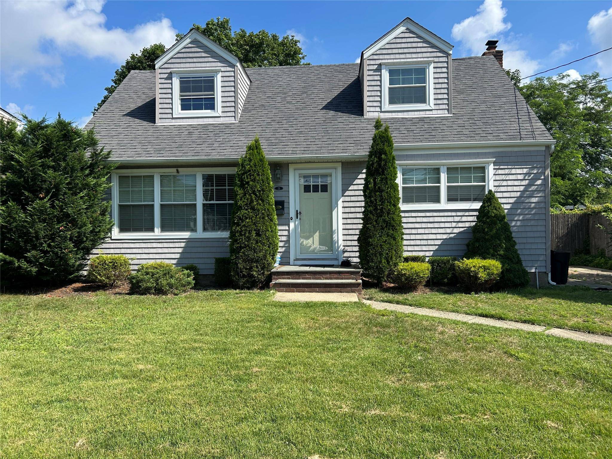 73 N Kings AVE, Massapequa, NY 11758