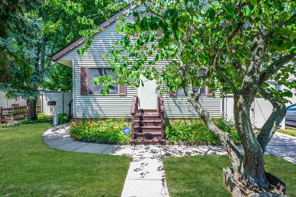 22 Bristol ST, Lindenhurst, NY 11757