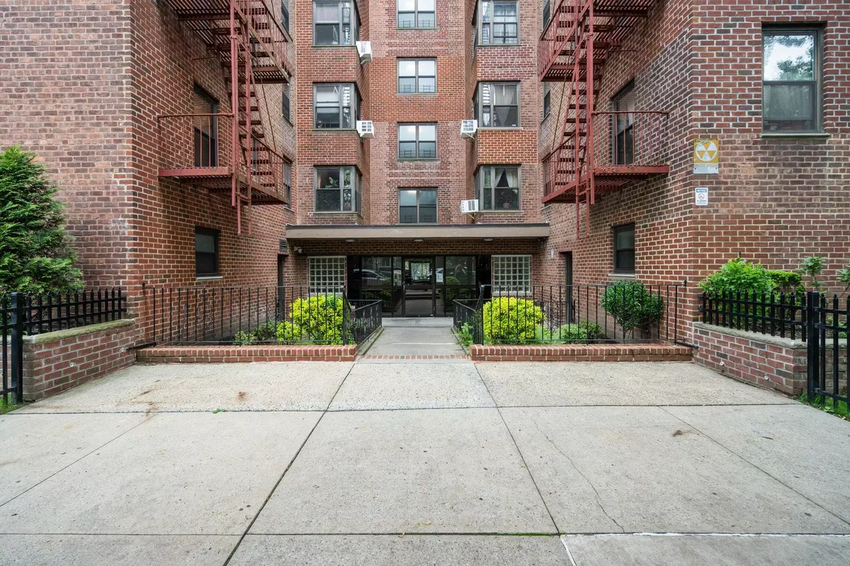 East Elmhurst, NY 11369,32-40 89th Street #209