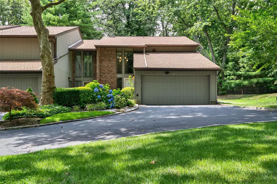 25 Meadowood DR, Jericho, NY 11753