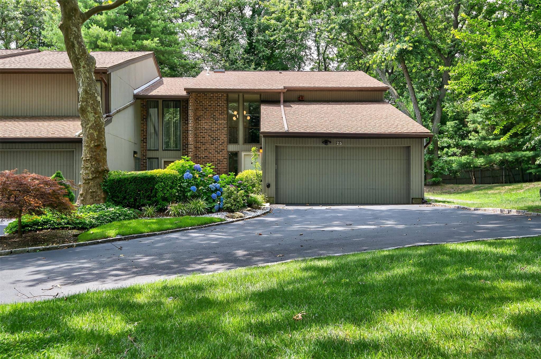 25 Meadowood DR, Jericho, NY 11753