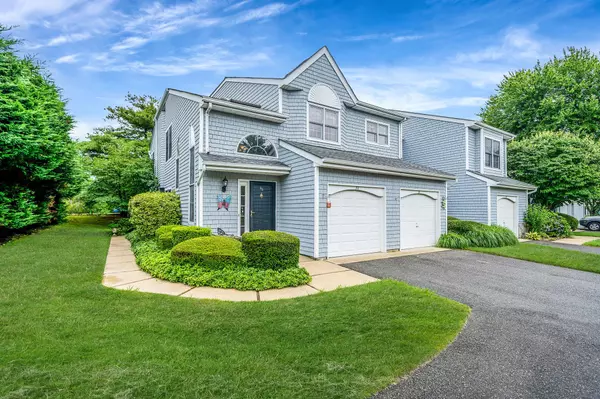 32 Lakebridge DR, Kings Park, NY 11754