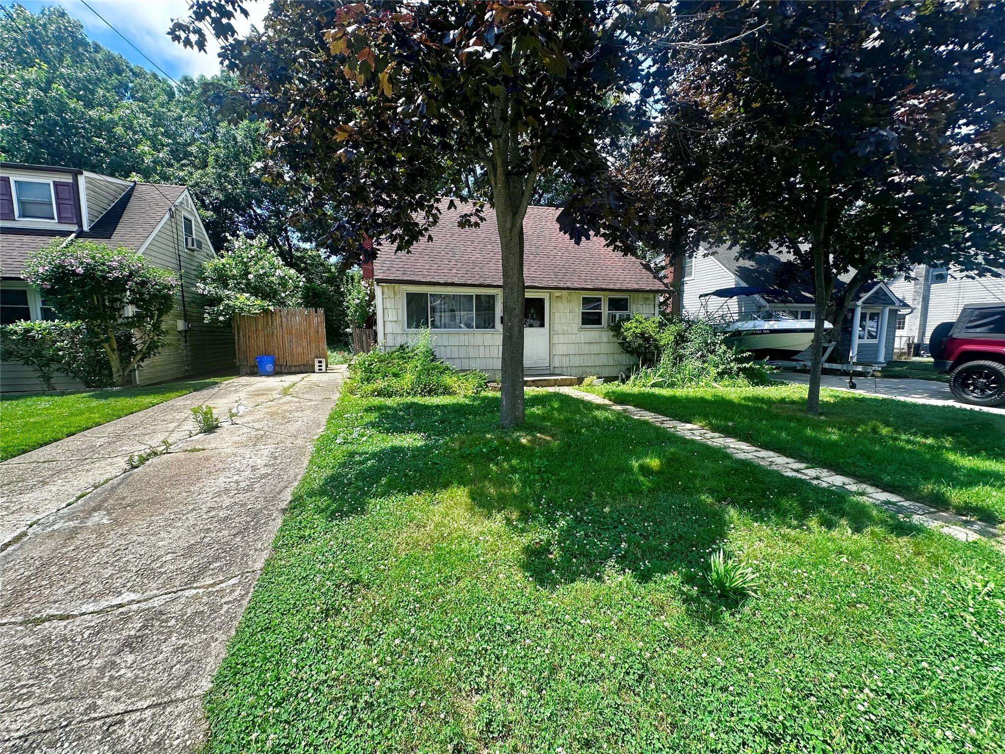Copiague, NY 11726,189 Trouville RD