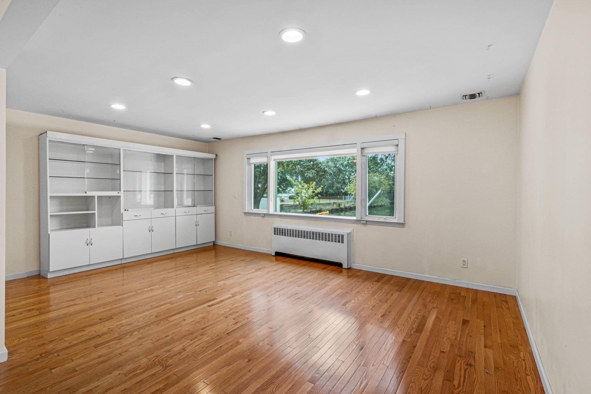 Cedarhurst, NY 11516,567 Oxford RD