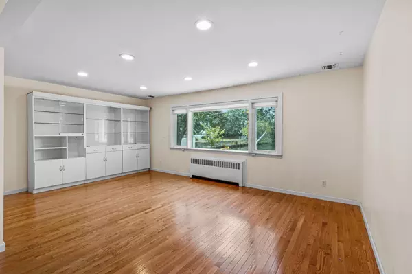 Cedarhurst, NY 11516,567 Oxford RD