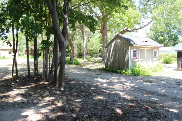 East Moriches, NY 11940,453 Montauk HWY