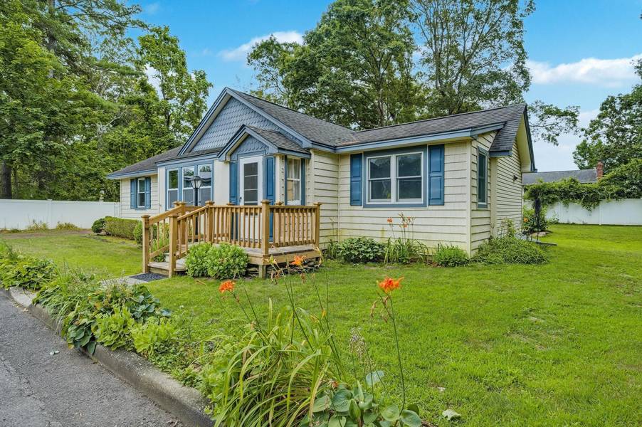 11 Rhoda AVE, Smithtown, NY 11787