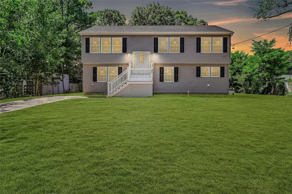 26 Coventry AVE, Mastic, NY 11950