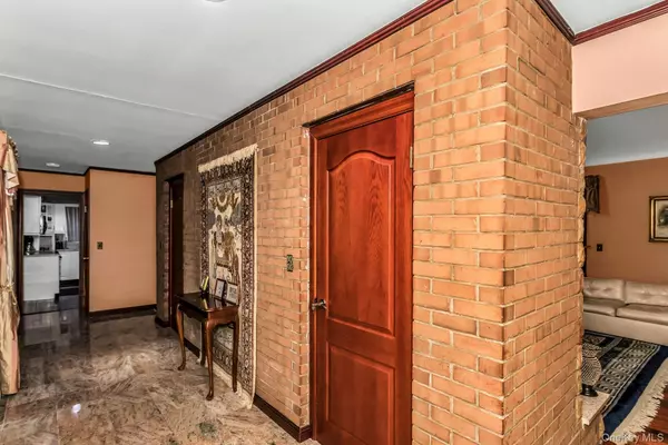 Syosset, NY 11791,84 Horton PL
