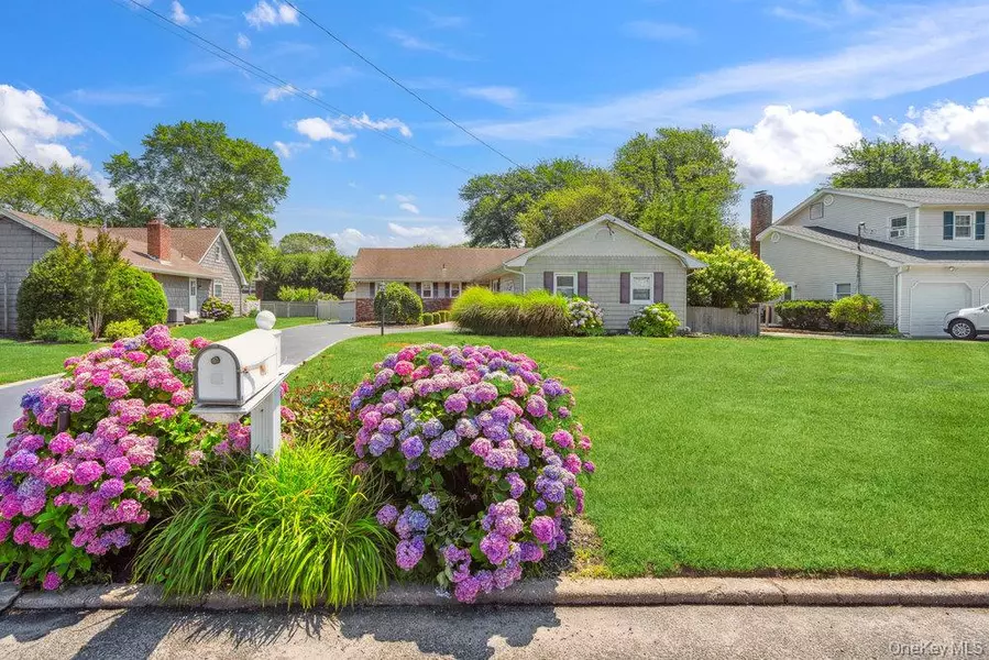 283 W Shore RD, Oakdale, NY 11769