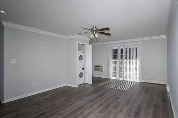 Sayville, NY 11782,220 Lakeland AVE #J-6