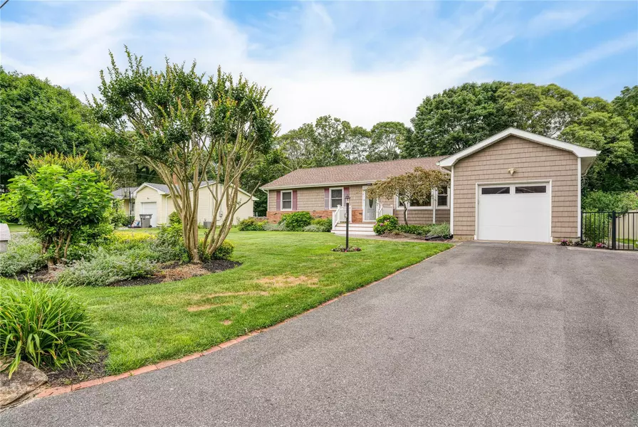 7 Russell RD, Hampton Bays, NY 11946
