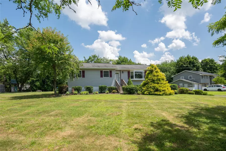 34 Windmill RD, Hyde Park, NY 12601