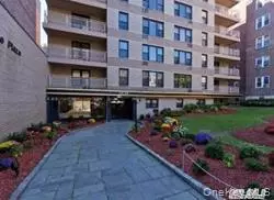 6550 Wetherole ST #5F, Rego Park, NY 11374