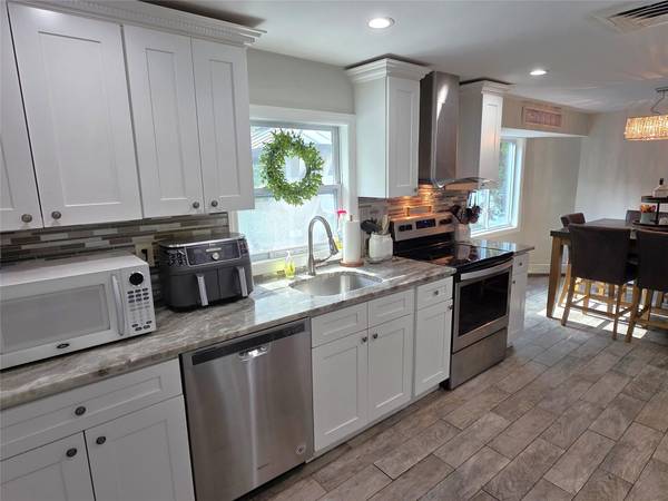 Lake Grove, NY 11755,27 Summerfield DR