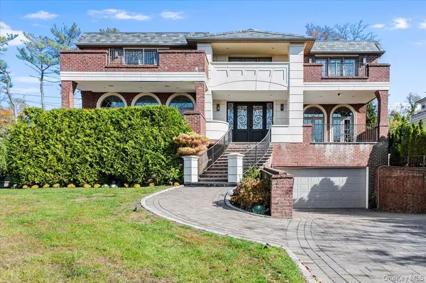 25 Edgewater LN, Great Neck, NY 11023