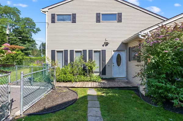 8 Lovers LN, Huntington, NY 11743